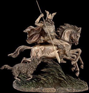 Odin statue på bogreol i minimalistisk nordisk hjem
